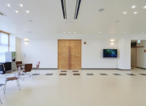 サンセットホール北淡のロビー南・北側からの画像